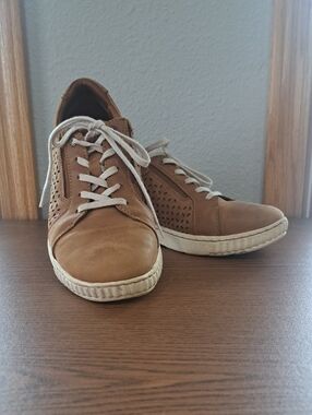 Clarks Women's Tan Leather Perforated Lace-Up Sneakers